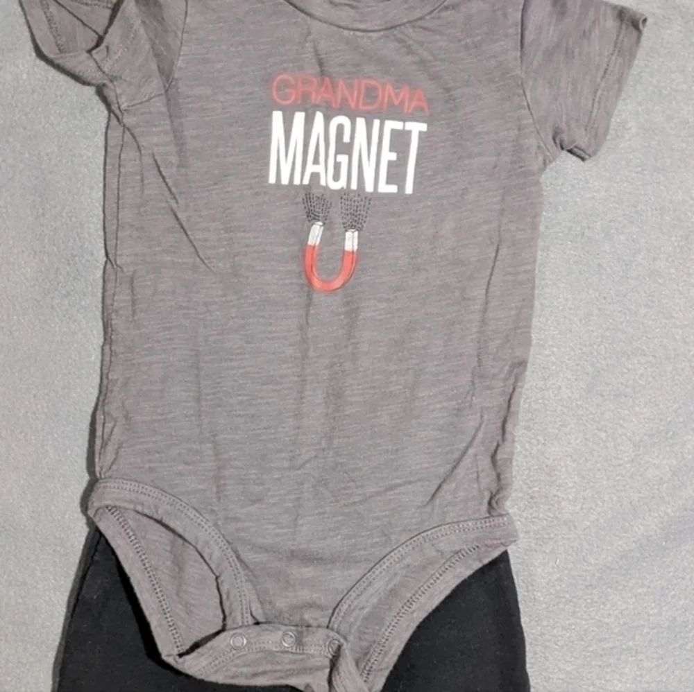 Kids short sleeve bodysuit and‎ black pants size 24 months